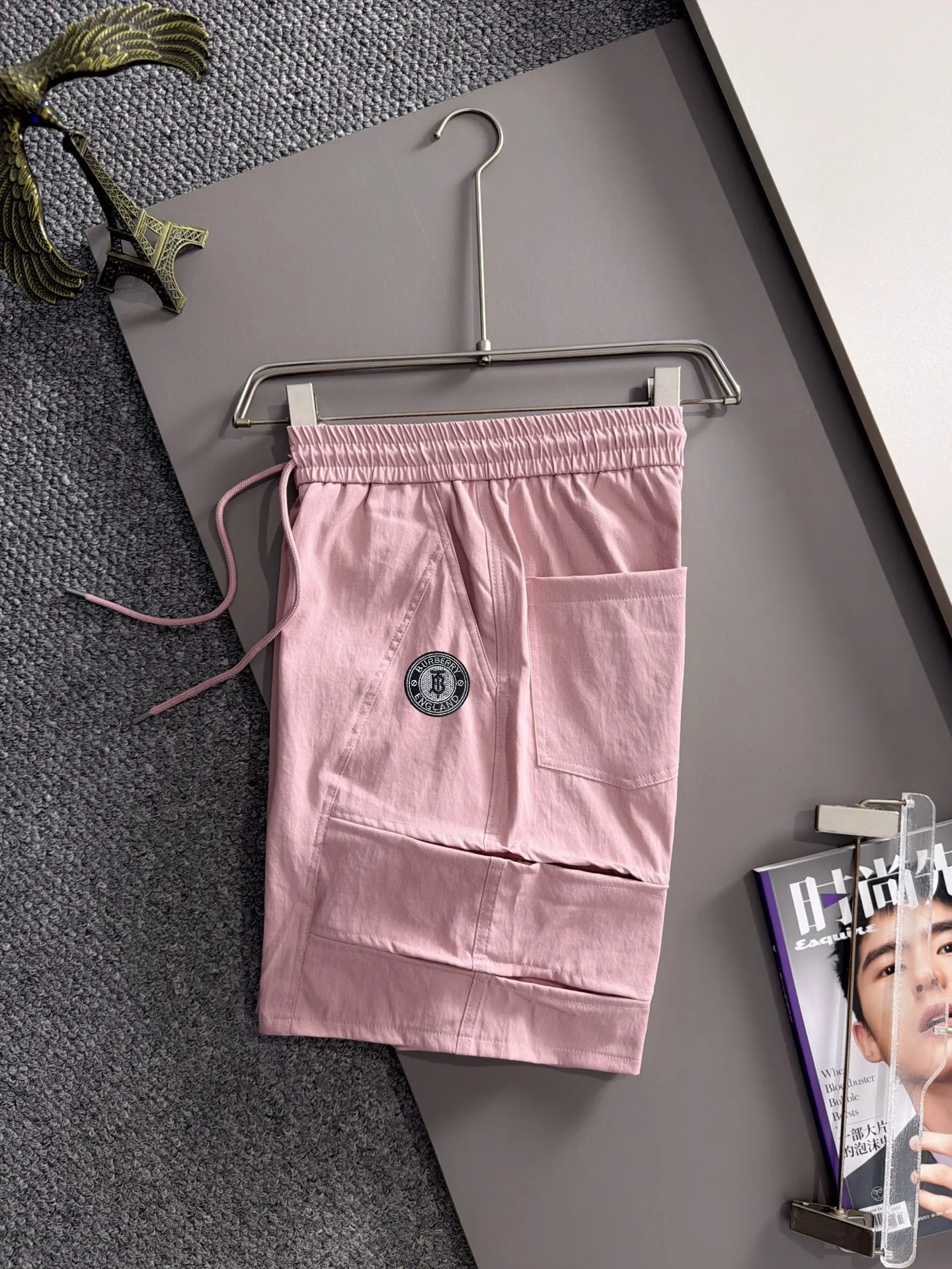 Burberry's 2026 spring and summer New Arrival elasticated casual shorts, made from counter-customized fabrics, Breathable, high comfort, impeccable details, brand element design concept, reflecting high quality. It feels delicate and soft! It presents a casual cut and the upper body shape is great! Sizes:S-2XL